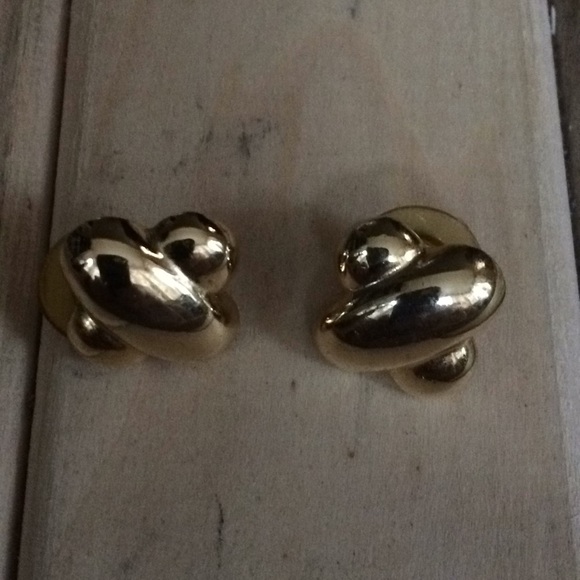 Vintage Golden Criss Cross Earrings - Picture 3 of 6
